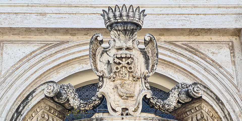 grandes armoiries de pierre appartenant au cardinal Camillo Francesco Maria Pamphilj
