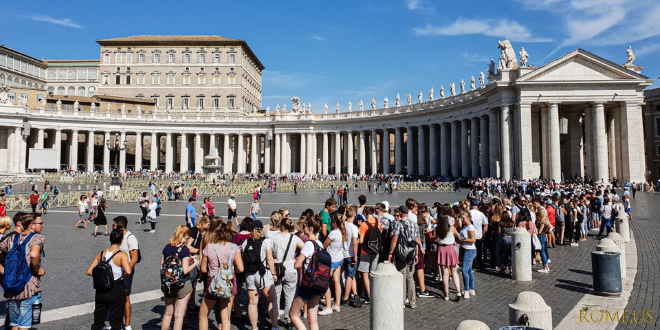 longue file d’attente à la basilique Saint-Pierre au Vatican longue file d’attente à la basilique Saint-Pierre au Vatican