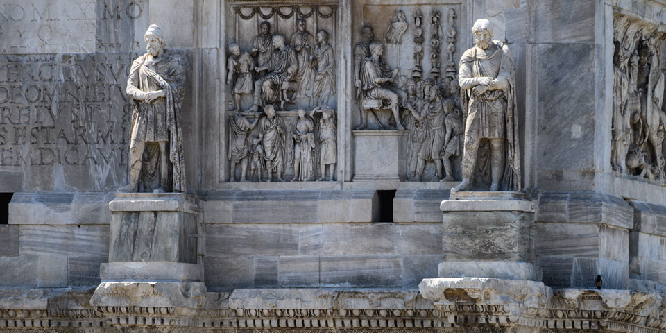 panneau de marbre de l’arc de Constantin à Rome Panneau de marbre de l’arc de Constantin à Rome