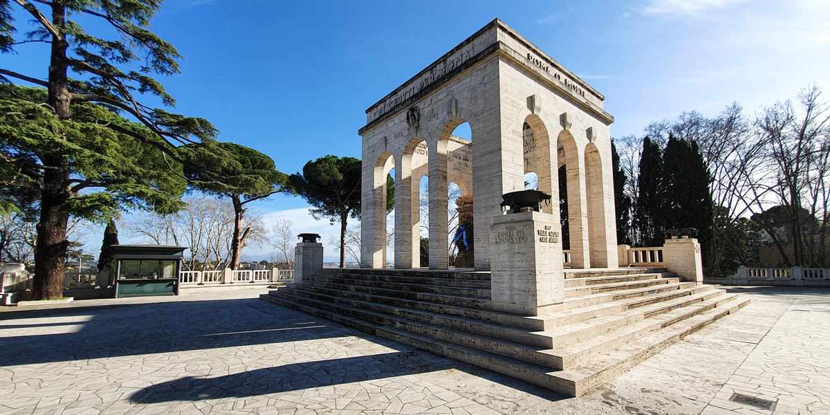 Arches en travertin et braseros en bronze du Mausoleo Ossario Garibaldino sur le Janicule, à Rome