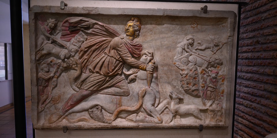 Relief romain en marbre représentant Mithra tuant le taureau, ou tauroctonie, avec des traces de couleur et de dorure, musée des Thermes de Dioclétien à Rome