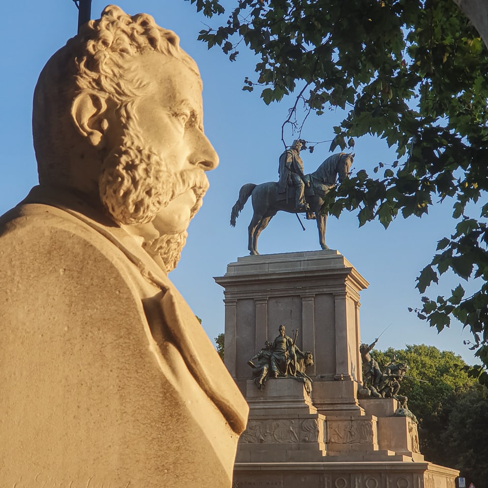 Buste de Nicola Fabrizi avec le monument à Giuseppe Garibaldi à l’arrière-plan sur la colline du Janicule à Rome