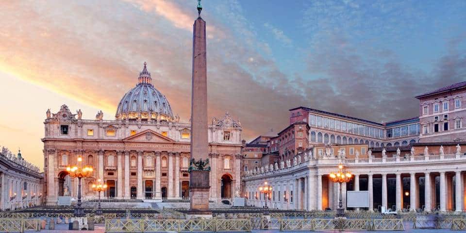 Place Saint-Pierre, Cité du Vatican Place Saint-Pierre, Cité du Vatican