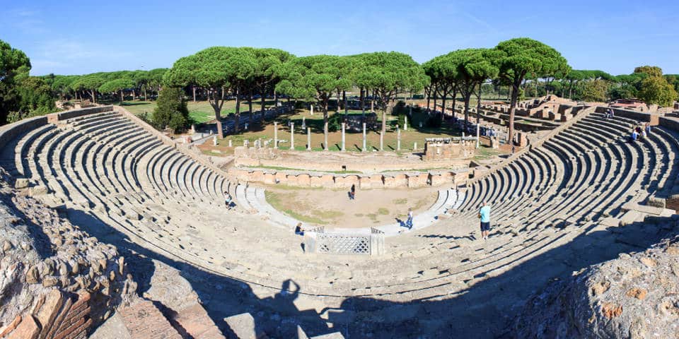 Ruines du théâtre antique dans le complexe archéologique d’Ostia Antica Ruines du théâtre antique dans le complexe archéologique d’Ostia Antica