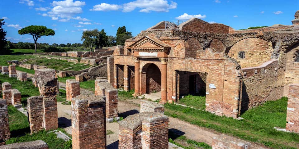 Ruines de l’architecture antique dans le complexe archéologique d’Ostia Antica près de Rome Ruines de l’architecture antique dans le complexe archéologique d’Ostia Antica
