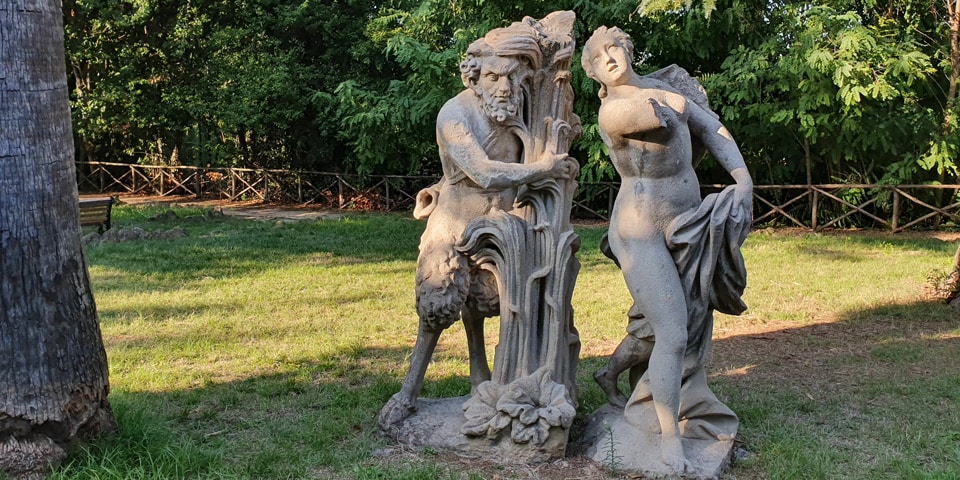 Groupe en grès représentant Pan tenant des roseaux aux côtés de la nymphe Syrinx à Villa Sciarra, à Rome