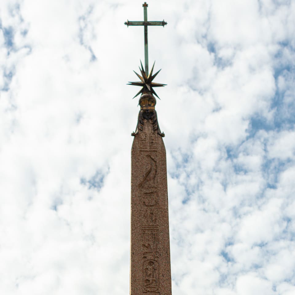 Cartouches de Ramsès II sur l’obélisque du Panthéon à Rome