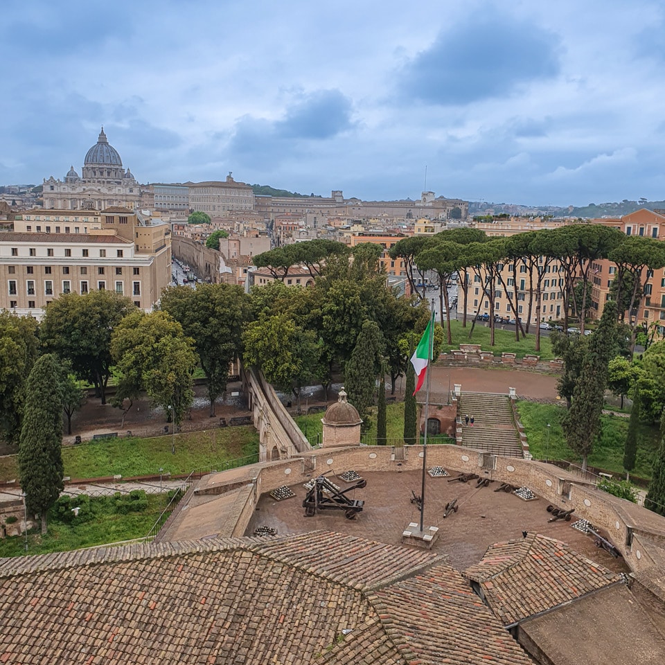Mur du Passetto di Borgo reliant le Château Saint-Ange au Vatican, vu depuis la terrasse du château, à Rome