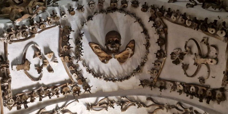 Intérieur de la crypte des Capucins à Rome et catacombes ornées de squelettes