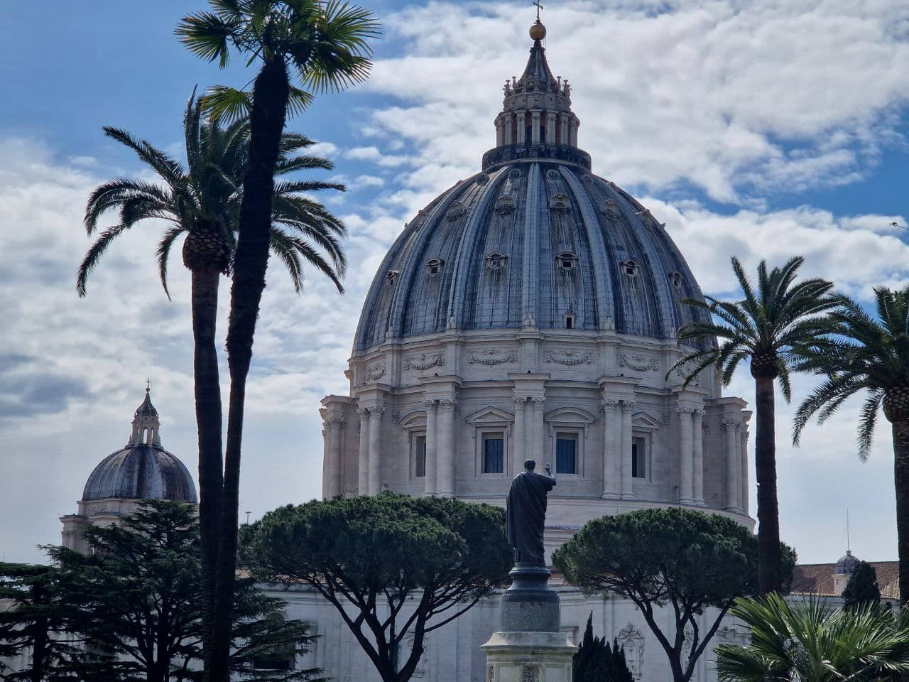 Vue sur le dôme de Saint-Pierre depuis les jardins du Vatican