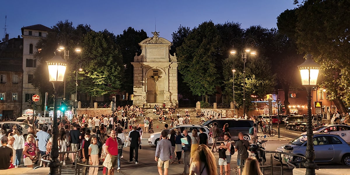 marches de la fontaine de la Piazza Trilussa le soir dans le Trastevere, à Rome