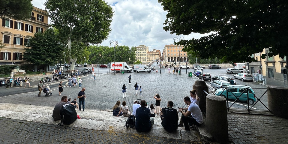 Vue depuis les marches de la fontaine de la Piazza Trilussa vers le Ponte Sisto, porte d’entrée du Trastevere à Rome