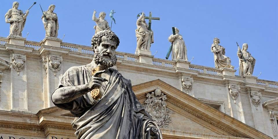 Statues de saints sur la place Saint-Pierre, Vatican Statues de saints sur la place Saint-Pierre, Vatican