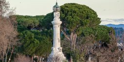 Faro del Gianicolo s’élevant au-dessus des pins sur le Janicule, à Rome
