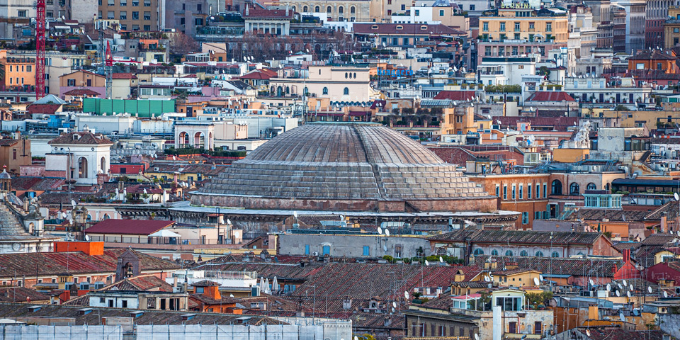 Anneaux supérieurs du dôme du Panthéon parmi les toits de Rome vus depuis Piazzale Garibaldi