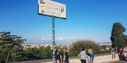 Panneau de rue Piazzale Giuseppe Garibaldi avec des touristes au belvédère du Janicule, à Rome