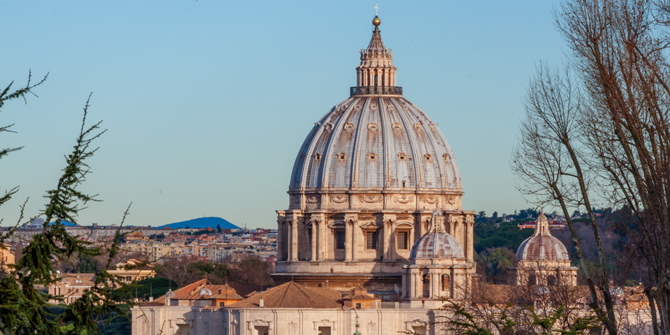 Vue rapprochée au téléobjectif du dôme de Saint-Pierre depuis Piazzale Garibaldi