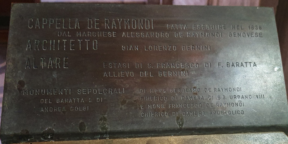Plaque identifiant Bernini et ses collaborateurs dans la chapelle Raimondi