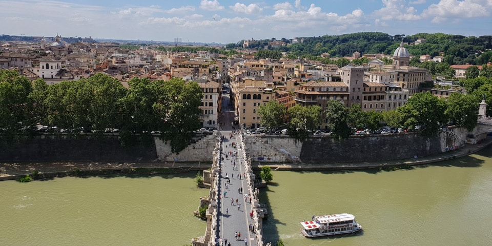 Pont Saint-Ange et Tibre vus depuis la terrasse du Château Saint-Ange, à Rome