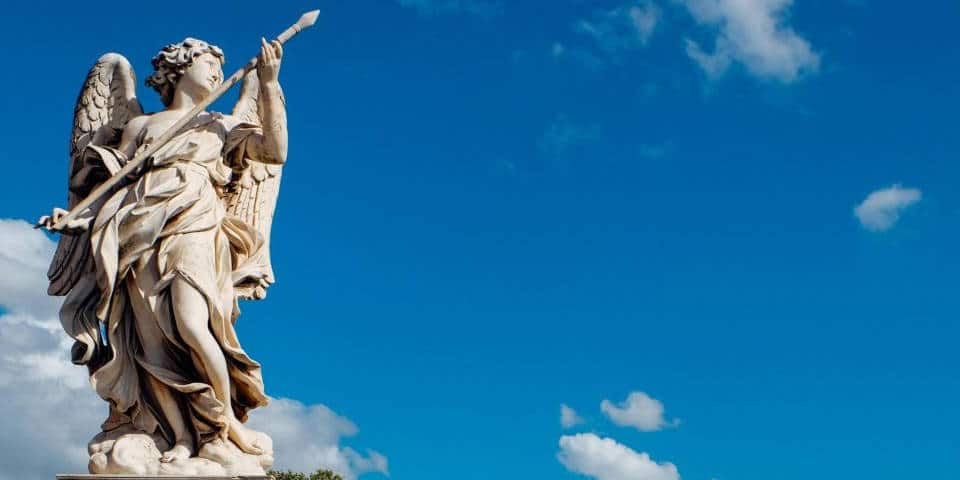 statue d’ange sur le pont Saint-Ange à Rome statue d’ange sur le pont Saint-Ange à Rome