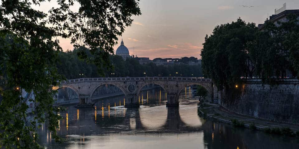 Ponte Sisto dans le Trastevere avec vue sur le Vatican