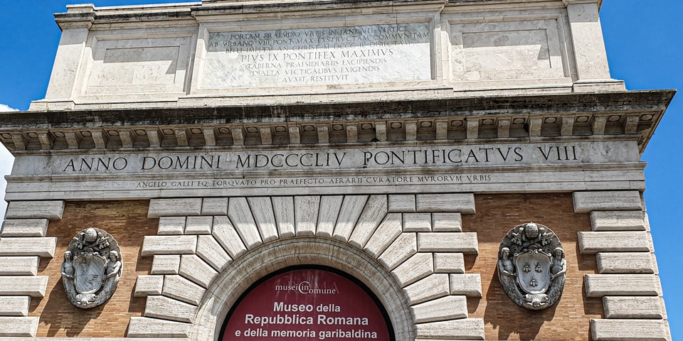 Inscriptions latines de reconstruction et armoiries des papes Pie IX et Urbain VIII au-dessus de Porta San Pancrazio à Rome