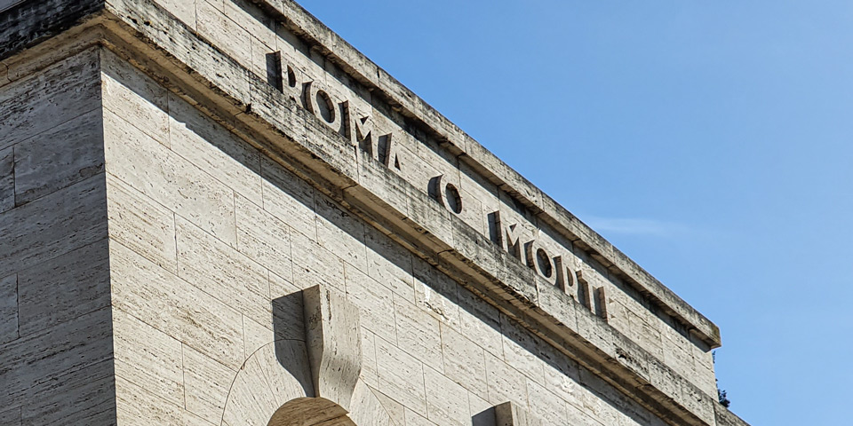 Inscription Roma o Morte gravée sur la façade en travertin du Mausolée-ossuaire garibaldien à Rome