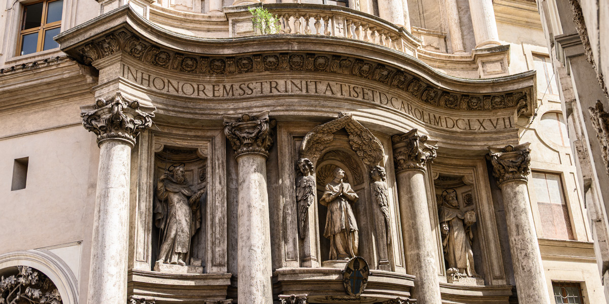 Inscription MDCLXVII datant de 1667 la partie inférieure de la façade de San Carlo alle Quattro Fontane conçue par Borromini