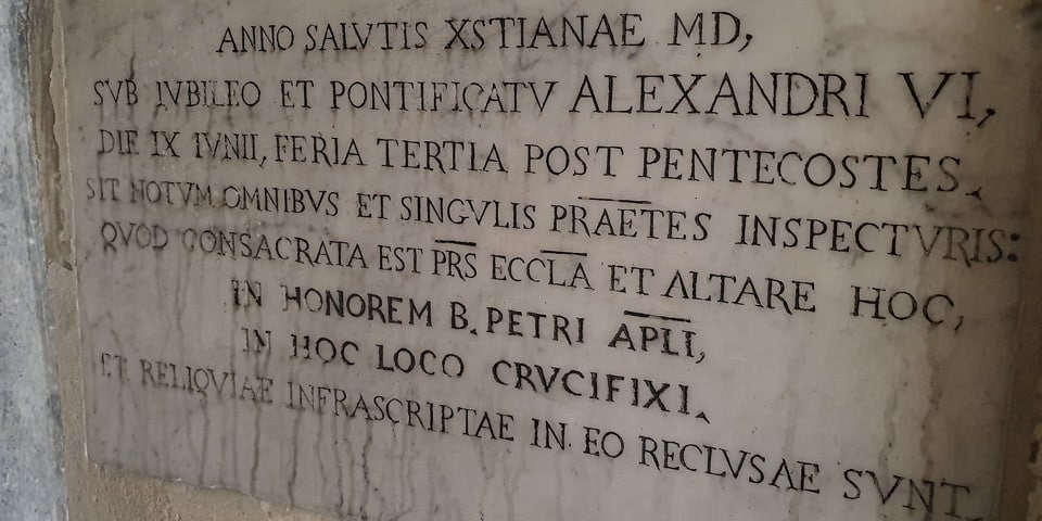 Plaque latine rappelant la consécration de San Pietro in Montorio en 1500 sous le pape Alexandre VI