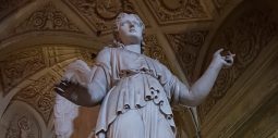 Ange en marbre à côté du maître-autel à l’intérieur de San Pietro in Montorio