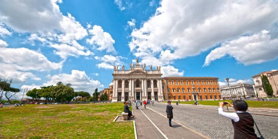 Vue extérieure de la basilique San Giovanni in Laterano à Rome