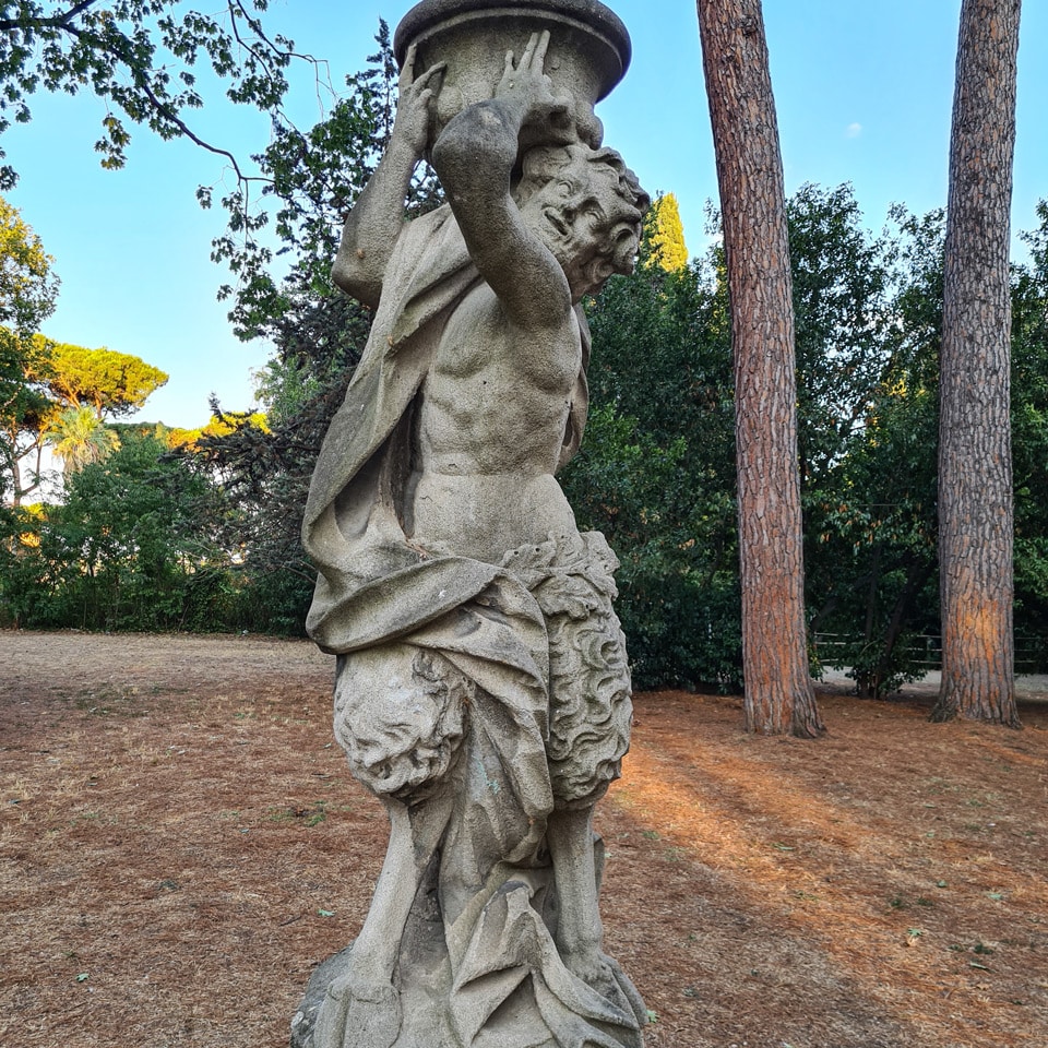 Satyre en grès aux pattes de chèvre portant un vase de jardin à Villa Sciarra, à Rome