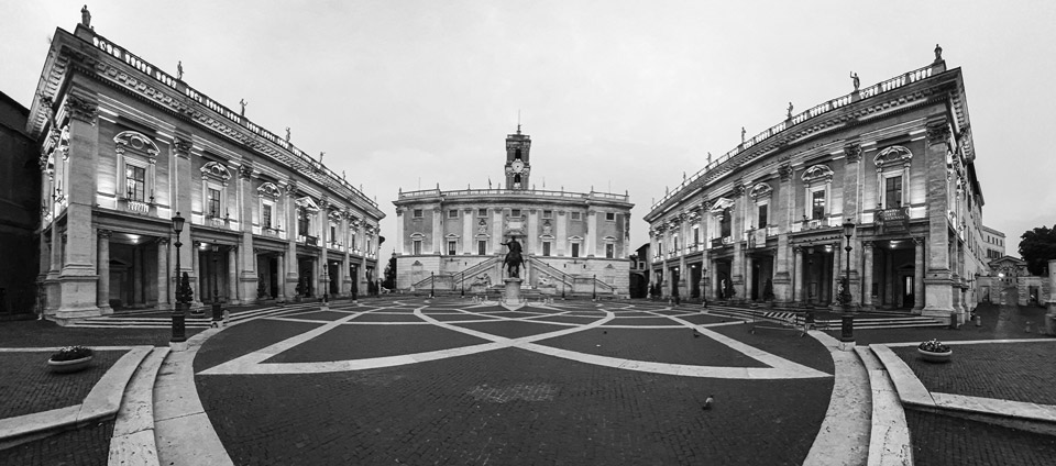 Forme trapézoïdale de la Piazza del Campidoglio sur la colline du Capitole Forme trapézoïdale de la Piazza del Campidoglio sur la colline du Capitole