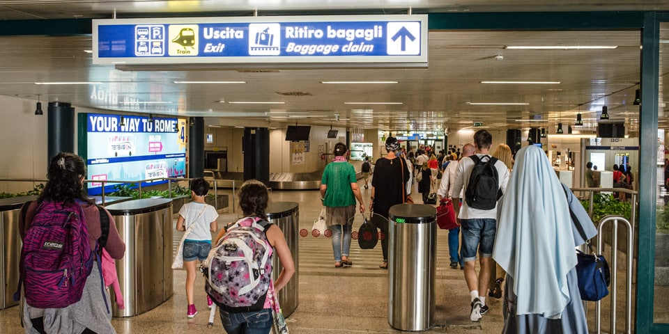 Panneaux indiquant Ritiro bagagli, récupération des bagages, à l’aéroport de Fiumicino Panneaux indiquant Ritiro bagagli, récupération des bagages, à l’aéroport de Fiumicino
