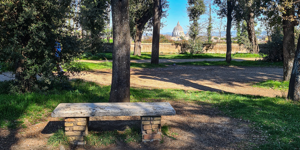 Banc de pierre avec vue sur le dôme de la Basilique Saint-Pierre depuis la Villa Doria Pamphilj