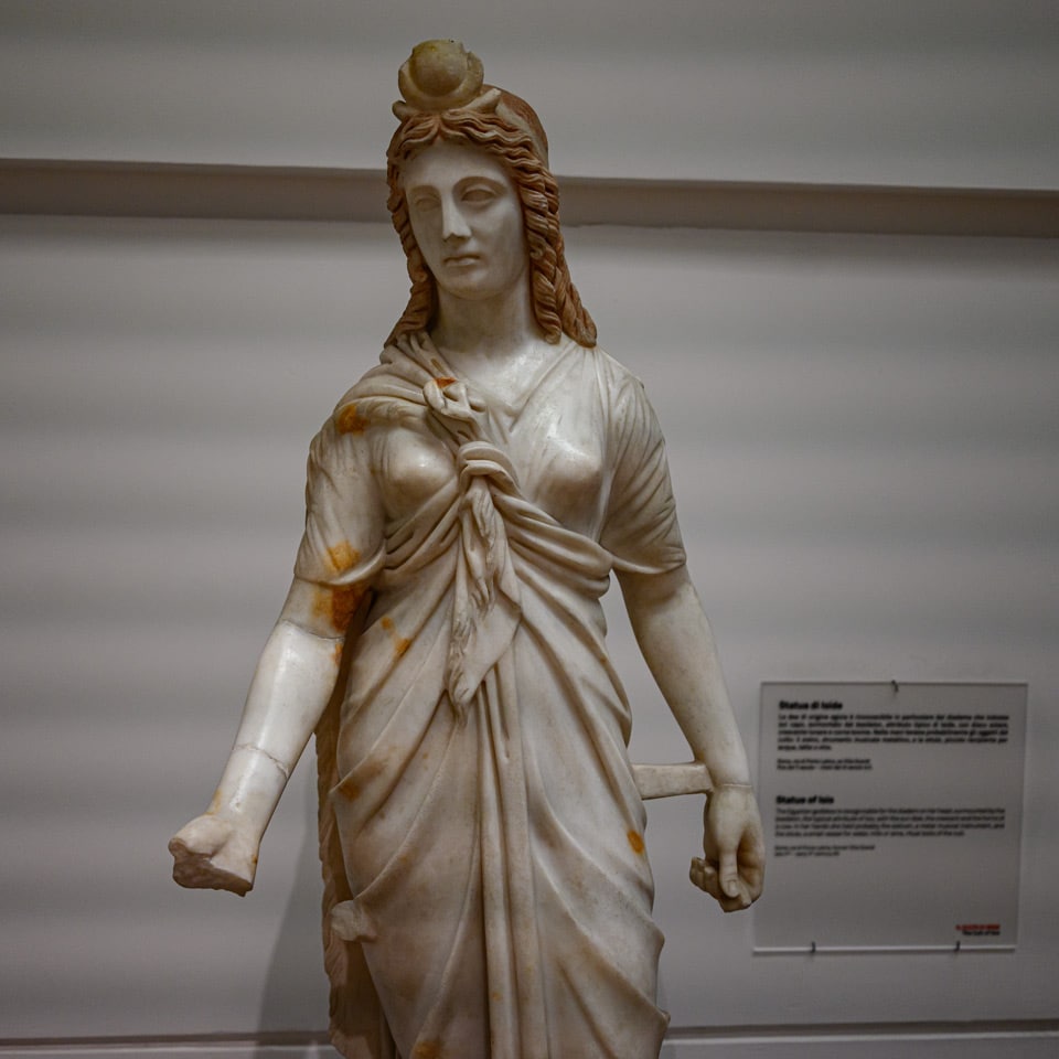 Statue romaine en marbre de la déesse égyptienne Isis avec une couronne basileion, musée des Thermes de Dioclétien à Rome