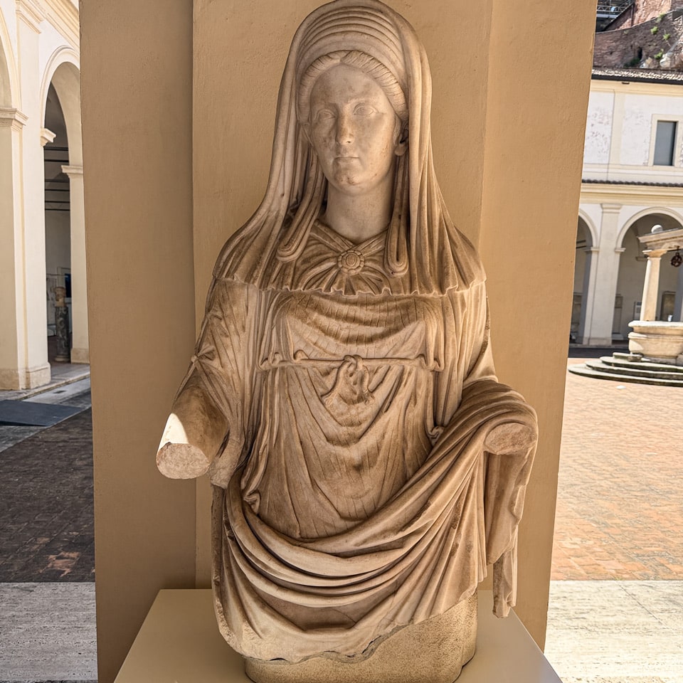 Statue romaine en marbre d’une Vestalis Maxima, grande vestale, provenant de la maison des Vestales sur le Forum romain, musée des Thermes de Dioclétien à Rome
