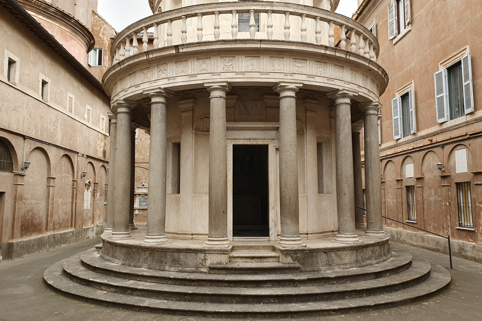 Colonnes doriques en granit et entrée du Tempietto de Bramante à San Pietro in Montorio