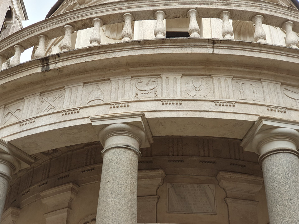 Frise dorique du Tempietto avec triglyphes et métopes sculptées de symboles pontificaux et liturgiques