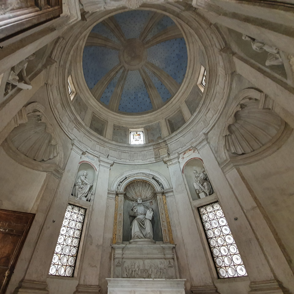 Intérieur du Tempietto avec saint Pierre assis et les statues des Évangélistes dans les niches murales