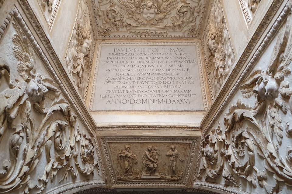 Inscription latine rappelant le privilège accordé par le pape Paul III en 1536 dans le puits de lumière au-dessus de la crypte du Tempietto