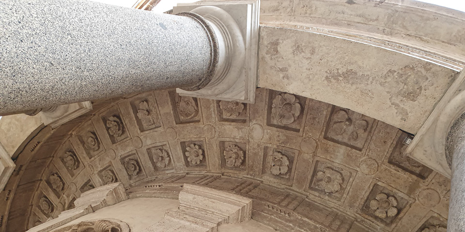 Plafond à caissons avec rosaces sculptées sous le portique circulaire du Tempietto de Bramante