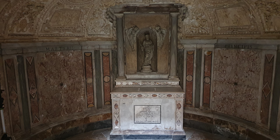 Crypte souterraine du Tempietto de Bramante avec son autel, sa statue de saint Pierre et l’inscription de fondation de 1502