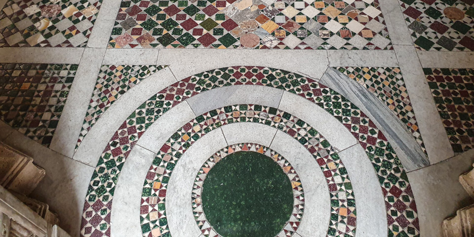 Sol cosmatesque en marbre polychrome à l’intérieur du Tempietto de Bramante