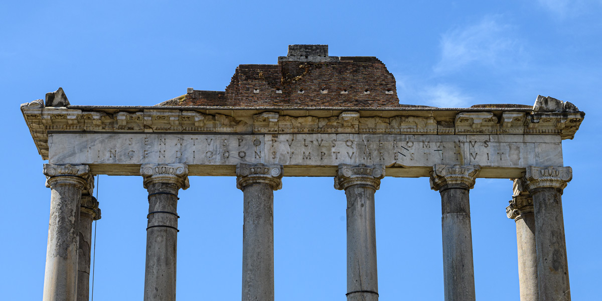 Première ligne de l’inscription du temple de Saturne portant SENATVS POPVLVSQVE ROMANVS sur le Forum romain