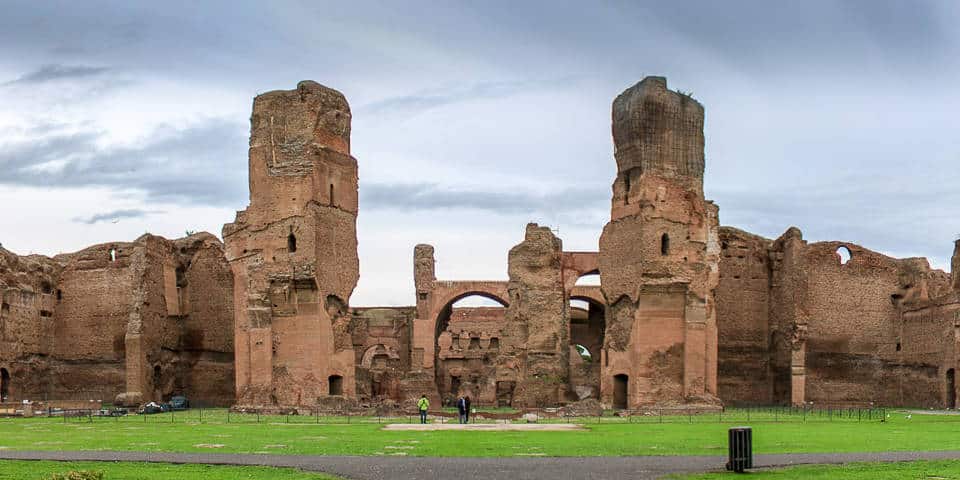 Vue extérieure actuelle des thermes de Caracalla à Rome Vue extérieure actuelle des thermes de Caracalla à Rome