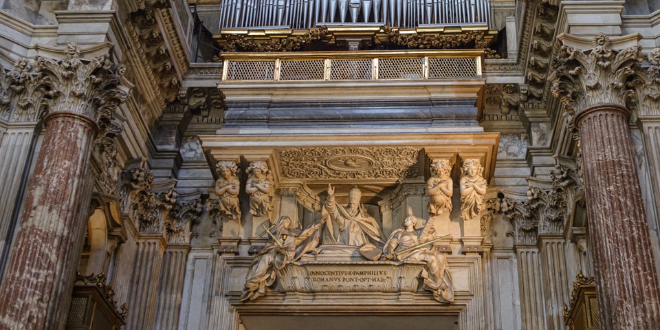 Tombeau du pape Innocent X réalisé par le sculpteur Giovanni Battista Maini dans l’église Sant’Agnese in Agone à Rome