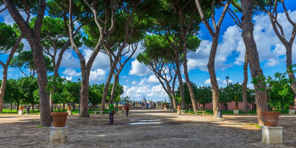 Visiteurs se reposant dans le Jardin des Orangers sur l’Aventin