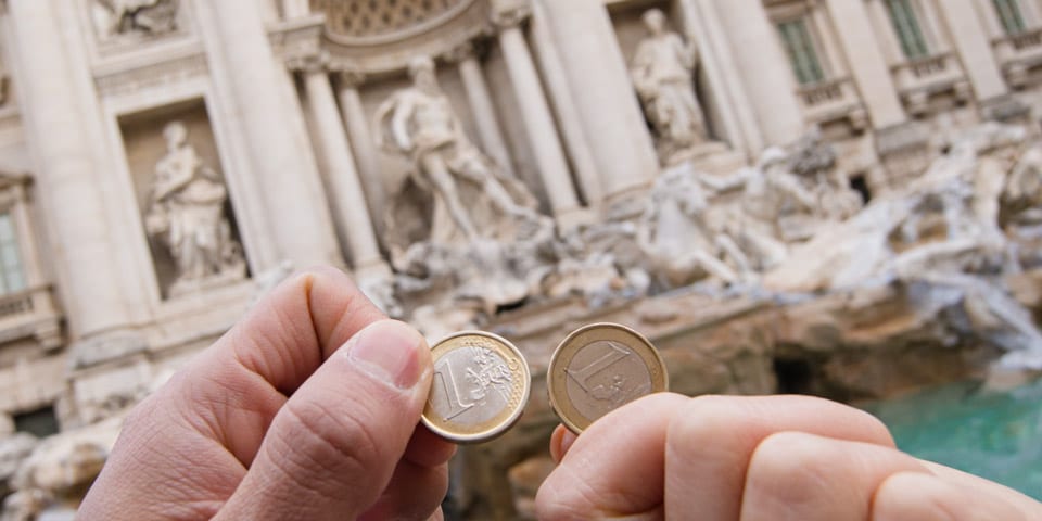 Jeter des pièces dans la fontaine de Trevi