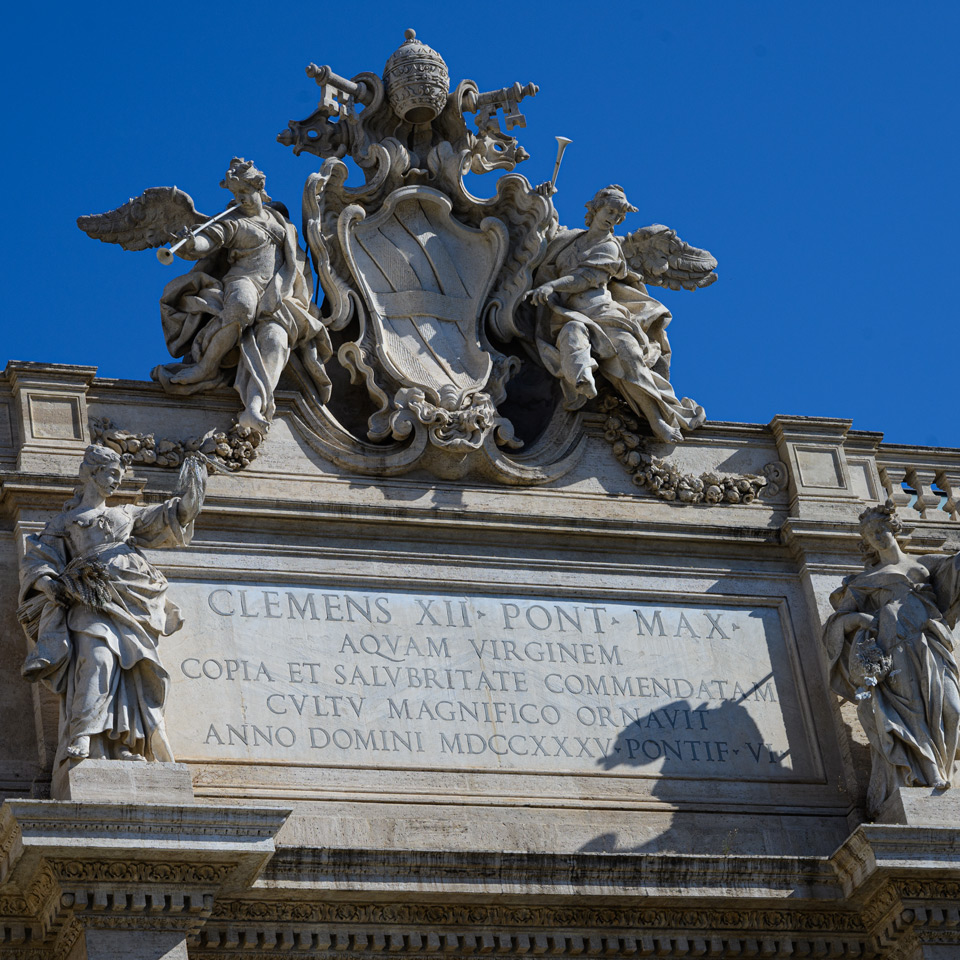 Inscription latine principale de Clément XII datée de 1735 sous les armoiries Corsini sur la Fontaine de Trevi